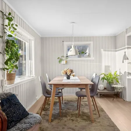 Serene Countryside With Fjord Views And Blooming Gardens Vakantiehuis *