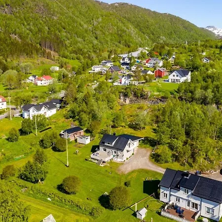 Semesterbostad Serene Countryside With Fjord Views And Blooming Gardens *