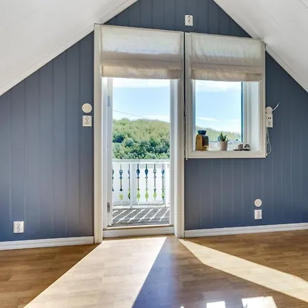 Serene Countryside With Fjord Views And Blooming Gardens *