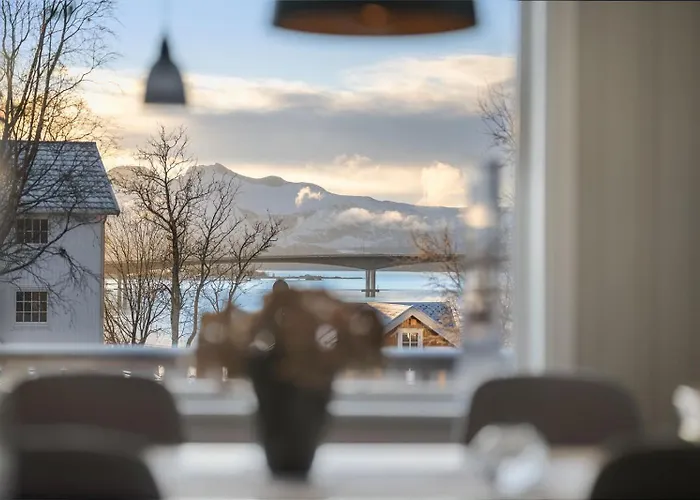 別荘 Serene Countryside With Fjord Views And Blooming Gardens