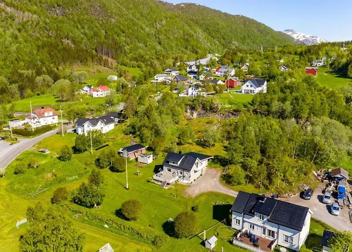 Semesterbostad Serene Countryside With Fjord Views And Blooming Gardens *