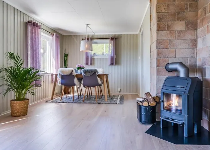 Serene Countryside With Fjord Views And Blooming Gardens 別荘