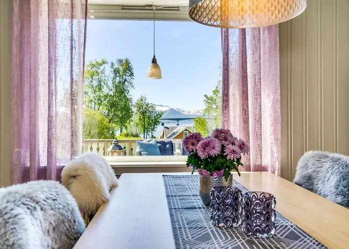 別荘 Serene Countryside With Fjord Views And Blooming Gardens *