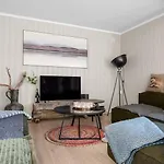 Tatil Evi Serene Countryside With Fjord Views And Blooming Gardens