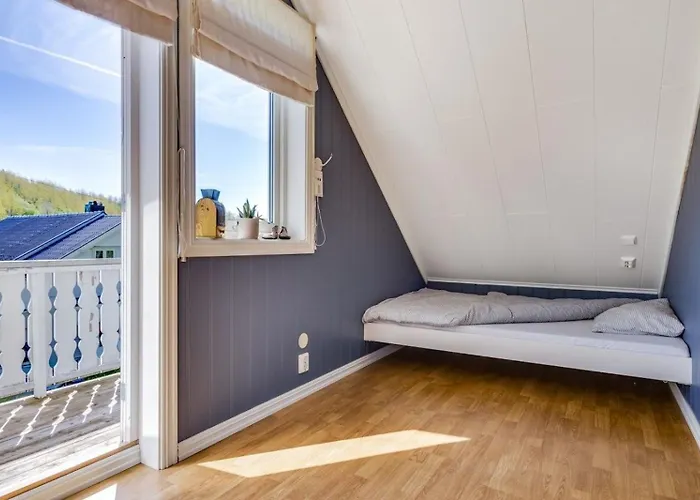 Feriehus Serene Countryside With Fjord Views And Blooming Gardens *