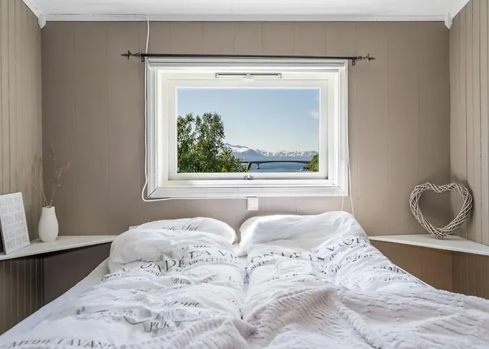 Serene Countryside With Fjord Views And Blooming Gardens Feriehus *
